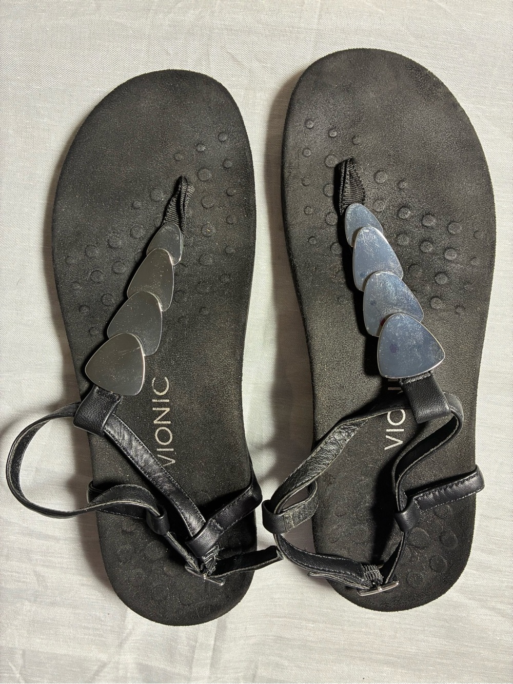 Vionic Black Sandal with Silver Teardrop Accents Women’s 9.5